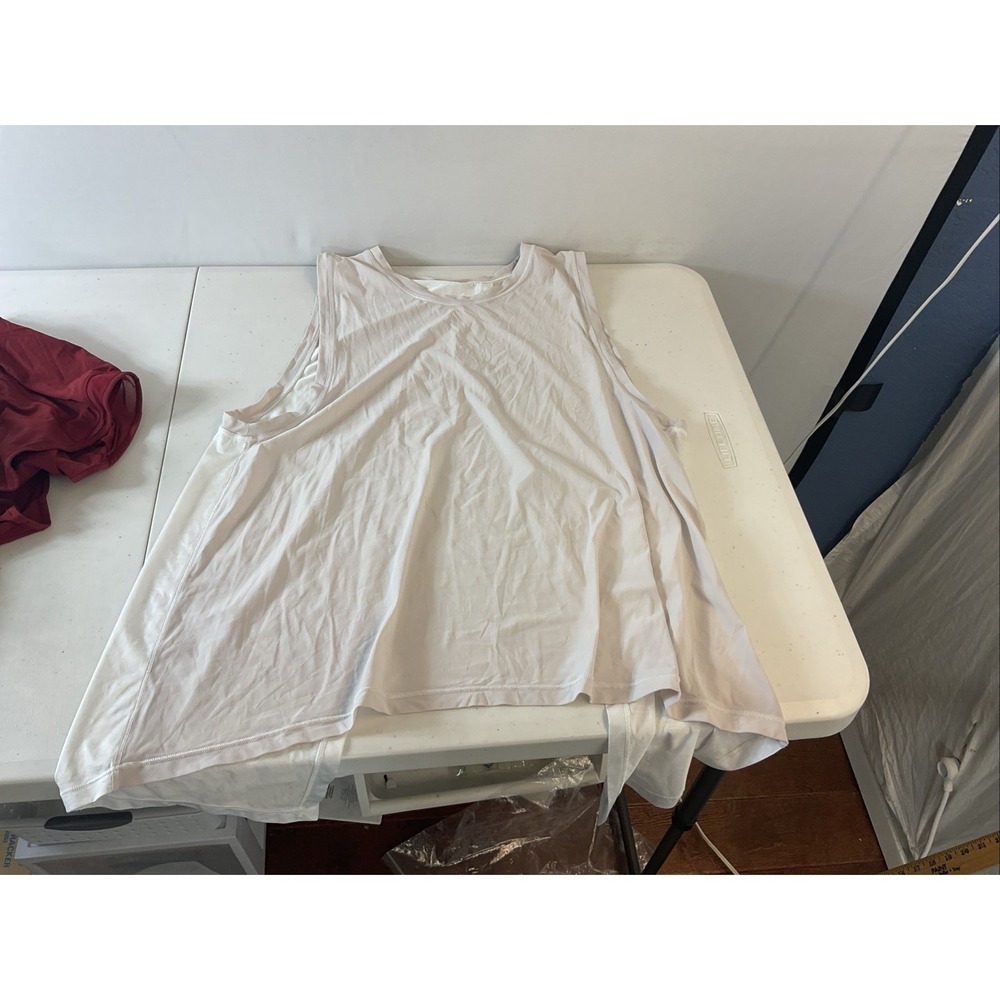 lululemon size 8  T LOT  4 Pieces, white skort, maroon hotty hot, tanks - Picture 9 of 16